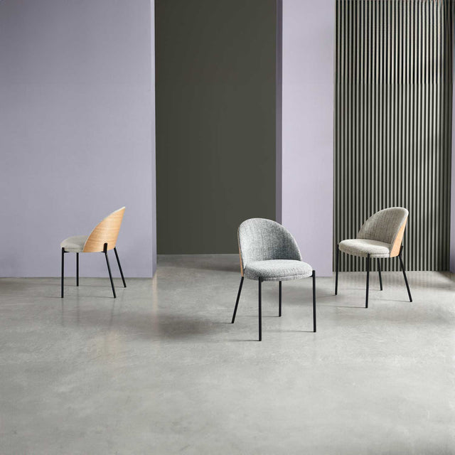 Sillas de comedor con carácter: color y madera en 2026