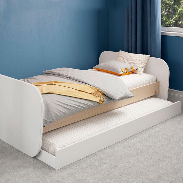 Esta cama nido de color blanco es ideal para habitaciones infantiles o juveniles y espacios pequeños. Con su diseño sencillo, brinda espacio adicional para huéspedes o almacenaje. Perfecta para optimizar el espacio de manera funcional y elegante.
Detalles del Producto
Requiere montaje: Si
Medidas: Largo: 205.4 cm - Ancho: 102 cm - Alto: 65 cm
Para colchón 90 x 200 cm.
- Colchón Inferior: Colchoneta de 90x190 x15
Materiales
DM/PINO