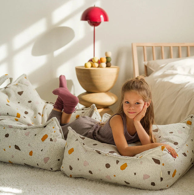 Silla de bolsas de frijoles de mármol de terrazo y set otomano