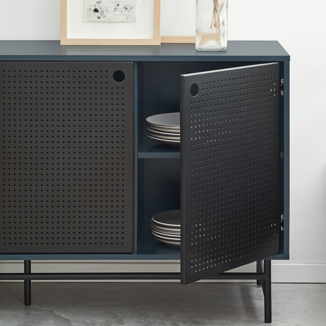 Detalle aparador Punto 150 cm Azul Oscuro puerta metálica negra abierta Slowdeco