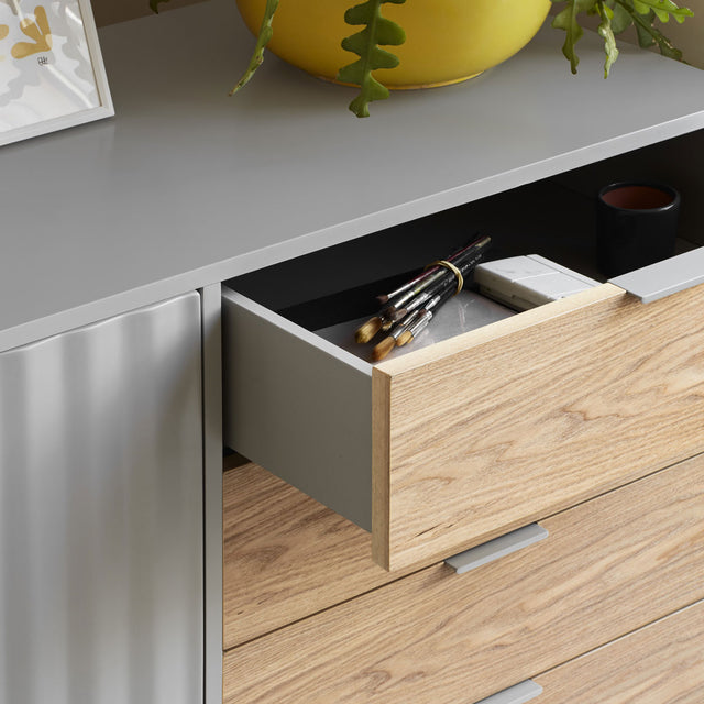 Detalle aparador Sierra 108 cm Gris Roble comedor salón cajón abierto Slowdeco