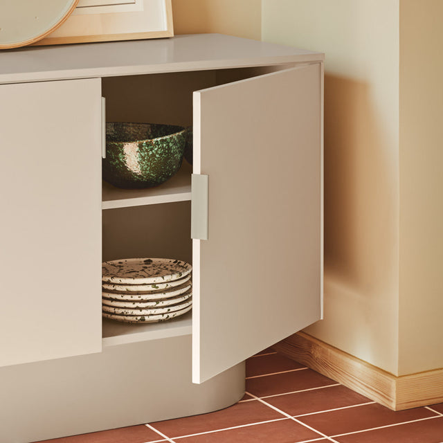 Detalle aparador Totem 200 cm Arena puerta abierta comedor Slowdeco