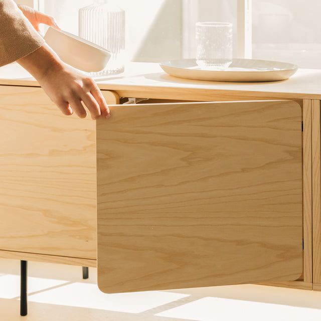 Detalle mueble de TV 240 cm Penxat Natural Personalizado 6 Puertas apoyado patas metálicas comedor Slowdeco