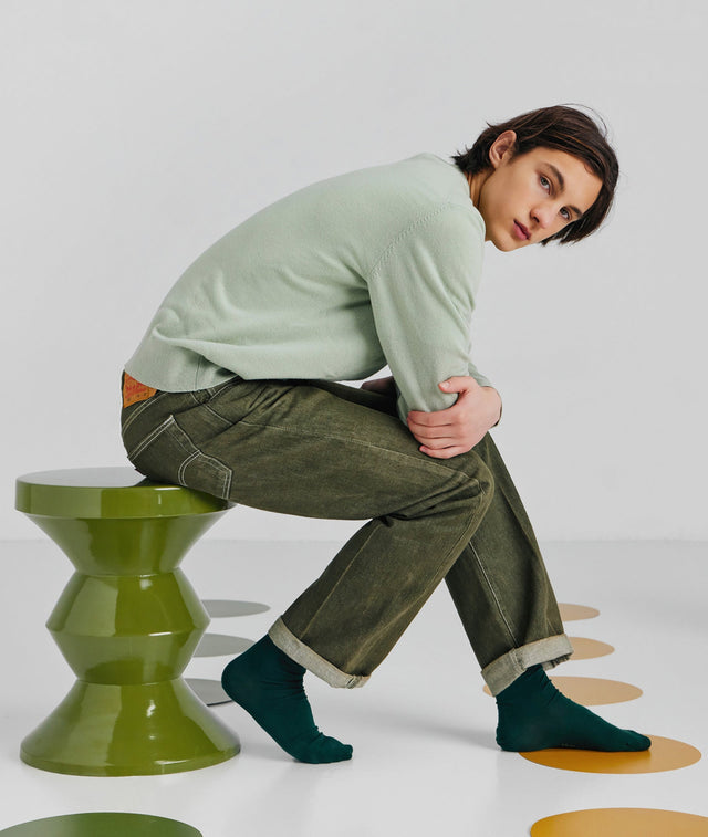 Vista Mesa Auxiliar Redonda Zug 36 cm Verde en hierro persona sentada Kodu Homedesign Slowdeco