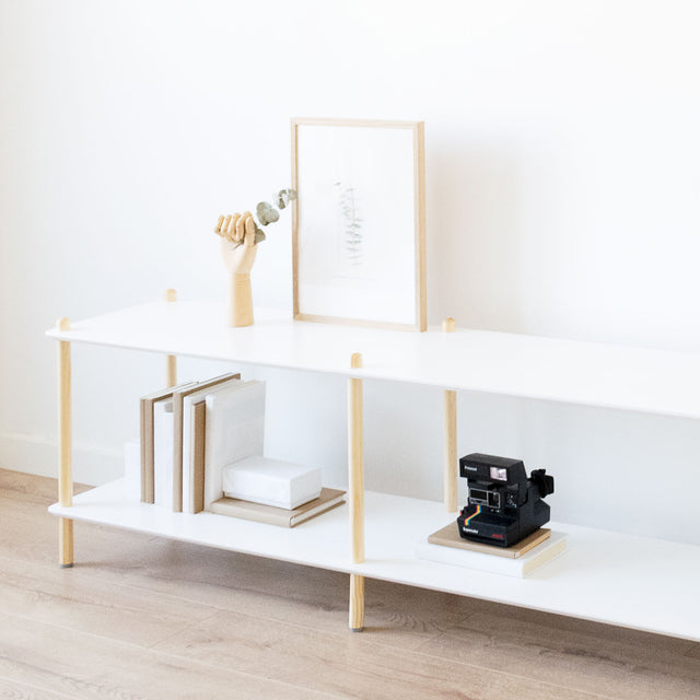 Vista detalle Estantería Baja Liure 154 2 Baldas blancas 6 Barras Montantes de madera de pino recibidor comedor salón Slowdeco