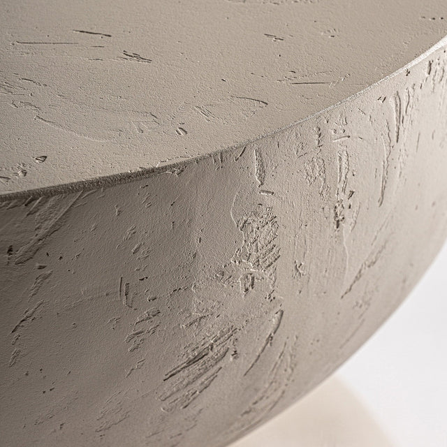 Vista detalle acabado Mesa Auxiliar Redonda Kotka diámetro 45 cm Arcilla en color marrón claro combinado con madera DM Kodu Homedesign Vical Slowdeco