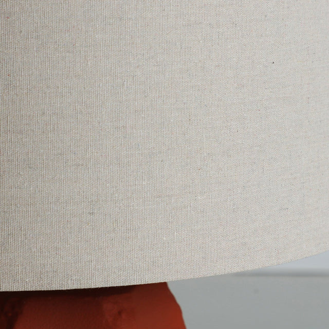 Vista detalle pantalla Lámpara de Sobremesa Argila Cerámica en color terracota combinado con acero en color dorado y lino en color blanco roto Kodu Homedesign Vical Slowdeco