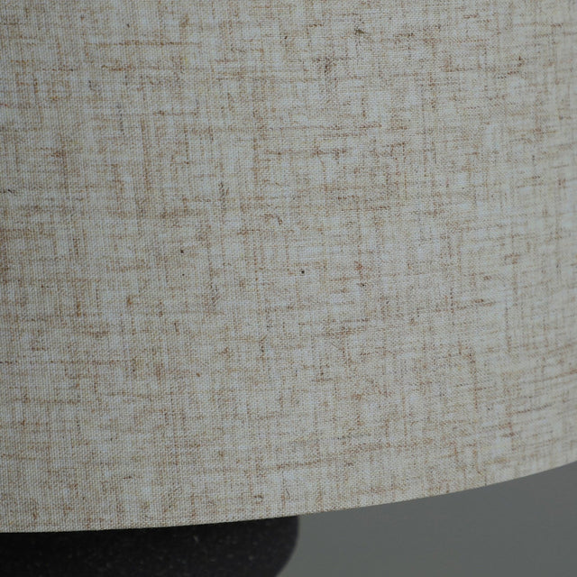 Vista detalle pantalla Lámpara de Sobremesa Rokko Cerámica en color negro con acabado texturizado combinado con acero en color negro y lino en color blanco Kodu Homedesign Vical Slowdeco