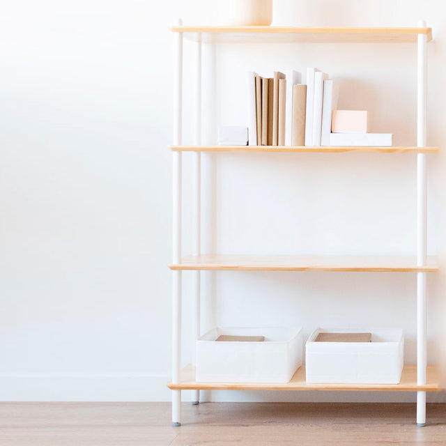 Vista frontal Estantería Alta Liure 80 cm 5 baldas pino natural 16 barras montantes lacadas blanco comedor salón Slowdeco