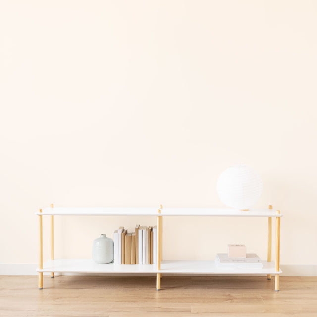 Vista frontal Estantería Baja Liure 154 2 Baldas blancas 6 Barras Montantes de madera de pino recibidor Slowdeco
