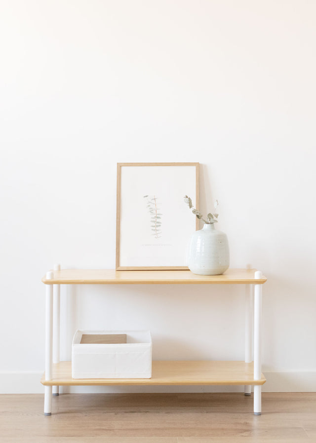 Vista frontal Estantería Baja Liure 80
2 baldas lacadas blanco 4 barras montantes madera pino natural recibidor comedor salón Slowdeco