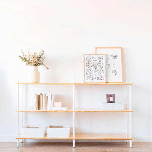 Vista frontal Estantería Mediana Liure 154 cm 3 baldas lacadas blancas 12 barras montantes madera pino natural recibidor entrada Slowdeco