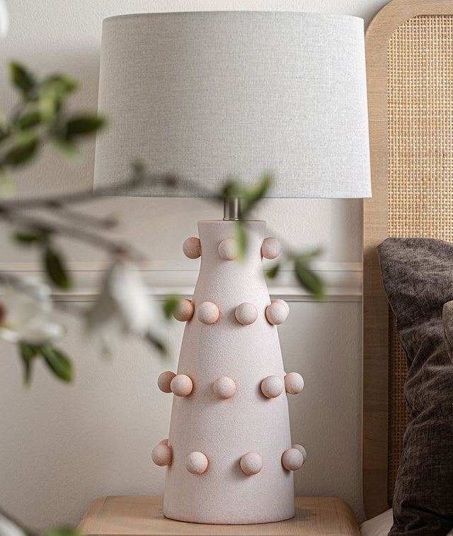 Vista frontal Lámpara de Sobremesa Judith Cerámica en color rosa y lino gris dormitorio Kodu Homedesign Vical Slowdeco