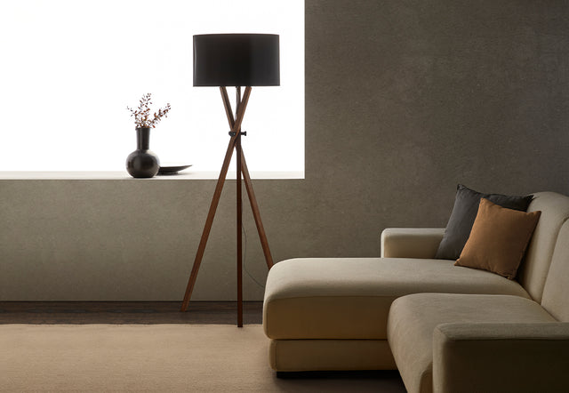 Vista frontal Lámpara de pie Co acabado en madera de nogal y pantalla de algodón en color negro en comedor Aromas del Campo Slowdeco