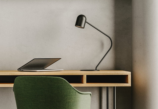 Vista frontal Lámpara sobremesa Pip acabado metal en color negro escritorio Aromas del campo Slowdeco