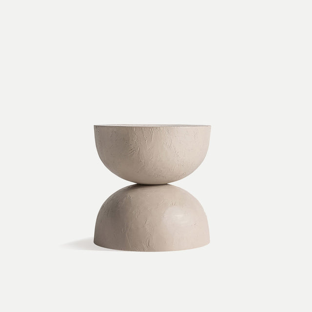 Vista frontal Mesa Auxiliar Redonda Kotka diámetro 45 cm Arcilla en color marrón claro combinado con madera DM Kodu Homedesign Vical Slowdeco