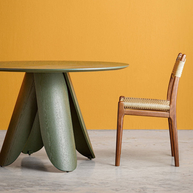 Vista frontal Mesa de Comedor Redonda Dorsten diámetro 120 en madera de fresno verde comedor Kodu Homedesign Slowdeco