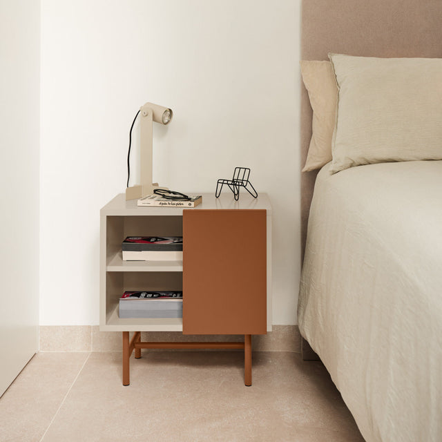 Vista frontal Mesita de Noche Nube 50 Arcilla y puerta corredera Teja Dormitorio Teulat Slowdeco