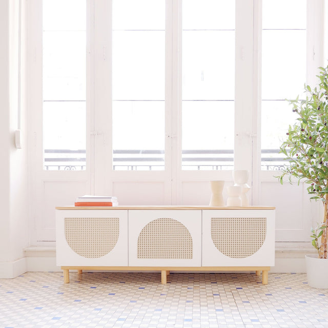 Vista frontal Mueble Auxiliar Nolla 150 cm Curvy #91 3 puertas ratán Tapa pino barnizada sobre patas madera maciza recibidor comedor pasillo salón Slowdeco