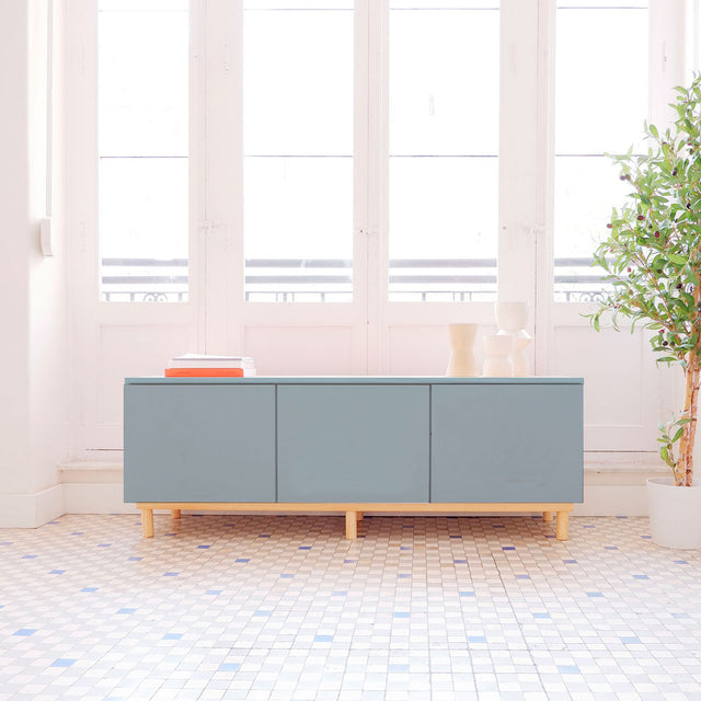 Vista frontal Mueble TV Nolla 150 Personaliza Azul Cielo patas de madera maciza Slowdeco