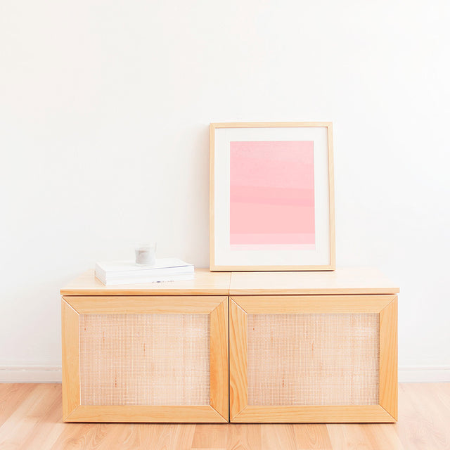 Vista frontal Mueble auxiliar Nolla 100 cm Blanco Cannage 2 puertas Tapa pino barnizada apoyado suelo niveladores recibidor comedor pasillo salón Slowdeco