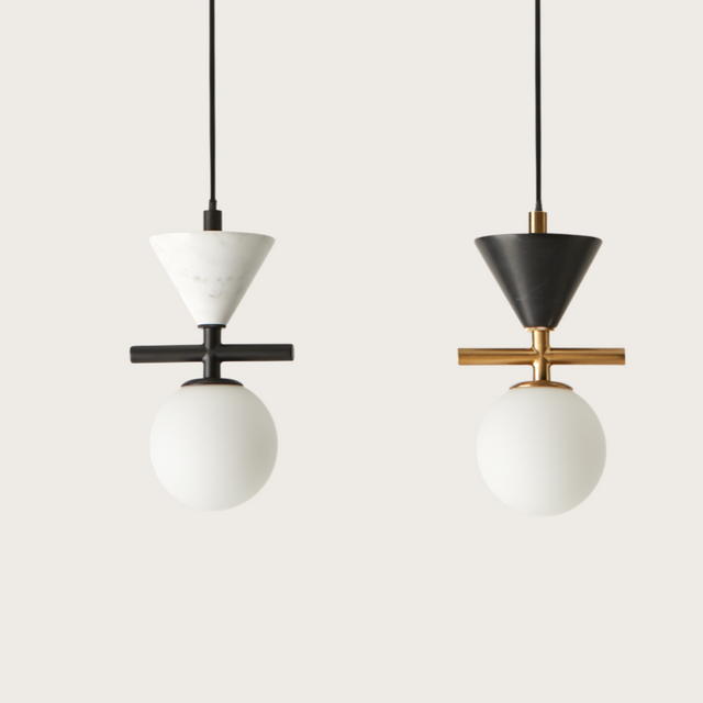 Vista frontal detalle Lámpara colgante One Acabado en acero oro y negro mate y mármol blanco y negro mate y tulipa de vidrio opal Aromas del Campo Slowdeco