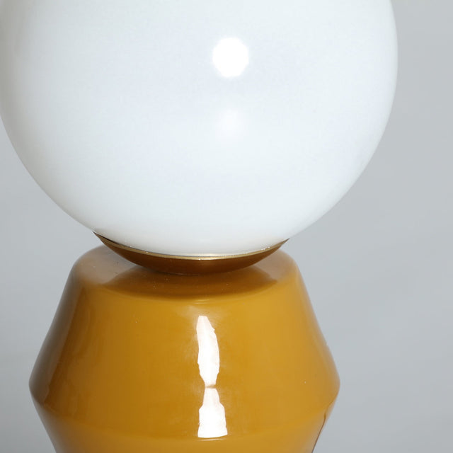 Vista frontal detalle Lampara de Sobremesa Orvieto Vidrio en color blanco combinado con color mostaza Kodu Homedesign Vical Slowdeco