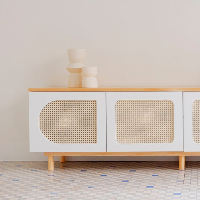 Vista frontal detalle Mueble TV Nolla 200 cm Blanco Curvy #92 4 puertas rejilla apoyado patas madera comedor Slowdeco