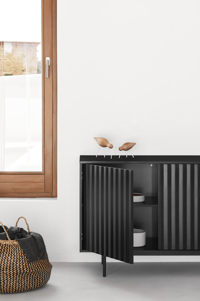 Vista frontal detalle aparador sierra 210 cm negro puerta abierta balda recibidor Teulat Slowdeco