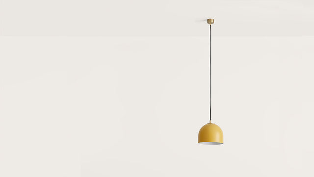 Vista frontal habitación Lámpara colgante Alp con acabado dorado y tulipa amarilla Aromas del Campo Slowdeco