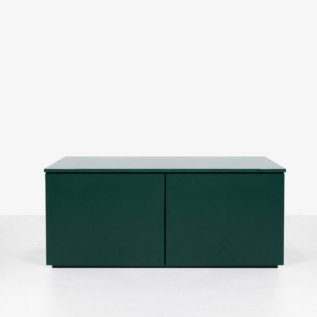 Vista frontal mueble Auxiliar Nolla 100 cm Verde Musgo 2 puertas apoyado suelo con niveladores Slowdeco