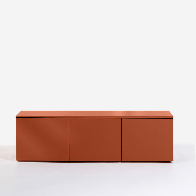 Vista frontal mueble TV Nolla 150 cm Teja 3 puertas apoyado suelo niveladores Slowdeco