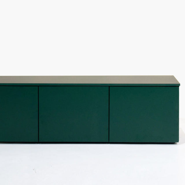 Vista frontal mueble TV Nolla 150 cm Verde Musgo 2 puertas 1 balda apoyado suelo niveladores salón Slowdeco