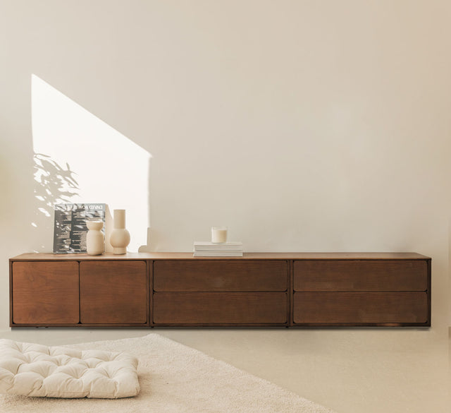 Vista frontal mueble TV Penxat 240 cm Nogal 4 cajones 2 puertas apoyado suelo niveladores comedor Slowdeco