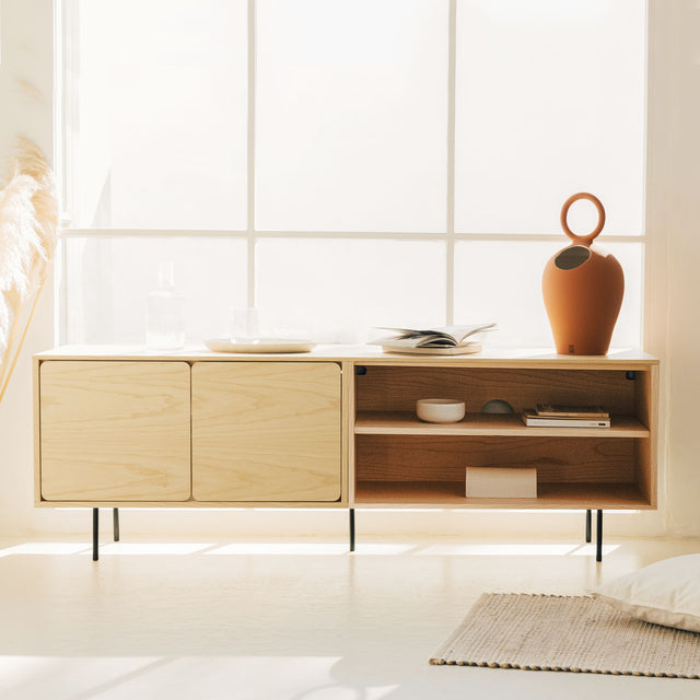 Vista frontal mueble de TV 160 cm Penxat Natural Personalizado 2 Puertas 1 Balda sobre patas metálicas salón comedor Slowdeco