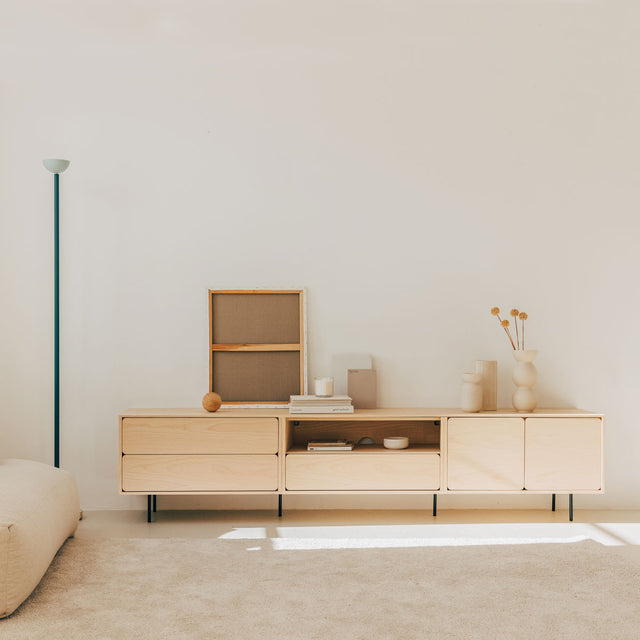 Vista frontal mueble de TV 240 cm Penxat Natural Personalizado 2 Puertas 3 cajones sobre patas metálicas salón comedor Slowdeco