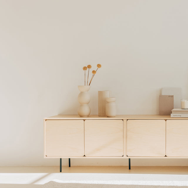 Vista frontal mueble de TV 240 cm Penxat Natural Personalizado 6 Puertas apoyado patas metálicas salón Slowdeco