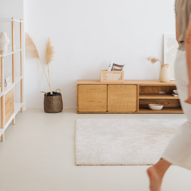 Vista frontal mueble de TV 240 cm Penxat Roble Natural Personalizado 4 Puertas 1 Balda apoyado suelo niveladores comedor Slowdeco