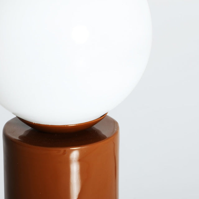 Vista frontal pantalla Lámpara de Sobremesa Manarola Hierro en color amarillo combinado con vidrio en color marrón Kodu Homedesign Vical Slowdeco