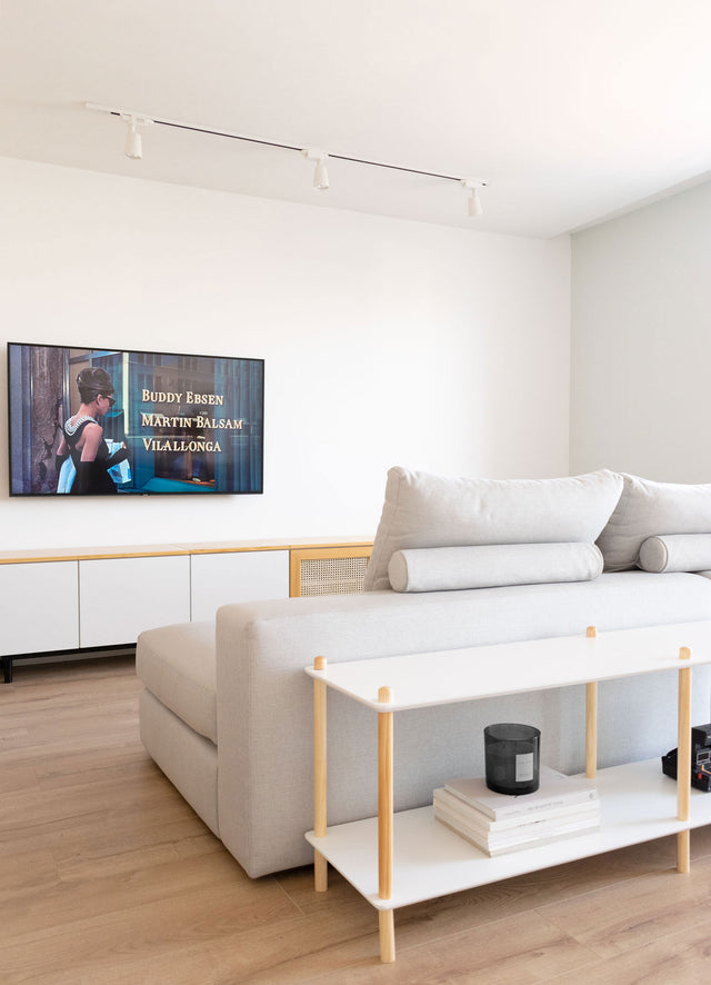 Vista lateral Estantería Baja Liure 154 2 Baldas blancas 6 Barras Montantes de madera de pino salón Slowdeco