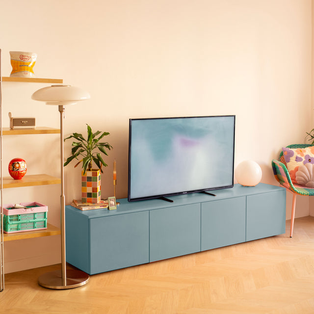 Vista lateral Mueble TV Nolla 200 cm Azul cielo 4 puertas apoyado suelo con niveladores comedor salón Slowdeco