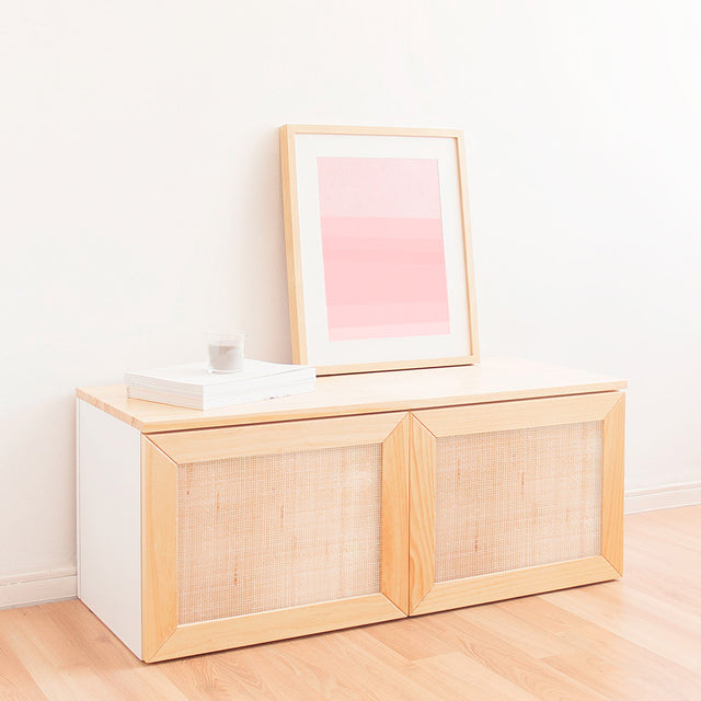 Vista lateral Mueble auxiliar Nolla 100 cm Blanco Cannage 2 puertas Tapa pino barnizada apoyado suelo niveladores recibidor comedor pasillo salón Slowdeco