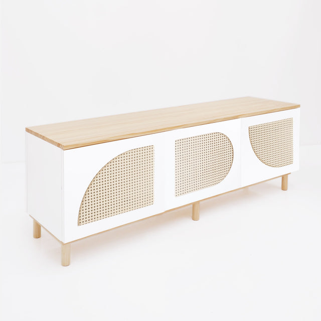 Vista lateral Mueble auxiliar Nolla 150 cm Blanco Curvy #81 3 puertas rejilla tapa madera pino barnizada sobre patas madera Slowdeco