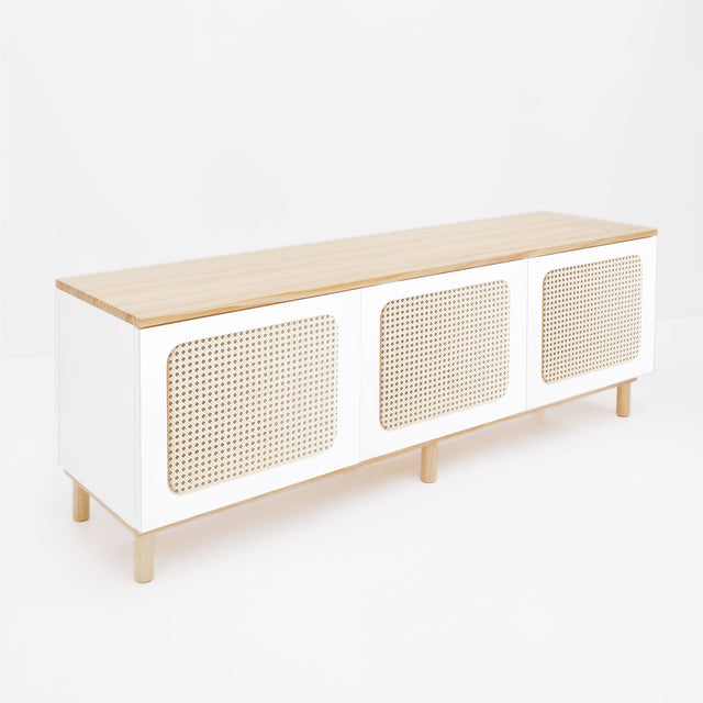 Vista lateral Mueble auxiliar Nolla 150 cm Blanco Rejilla 3 puertas ratán tapa madera barnizada patas de madera maciza Slowdeco