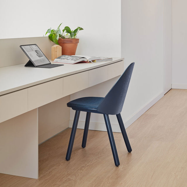 Vista lateral Silla tapizada Uma Azul habitación estudio Teulat Slowdeco