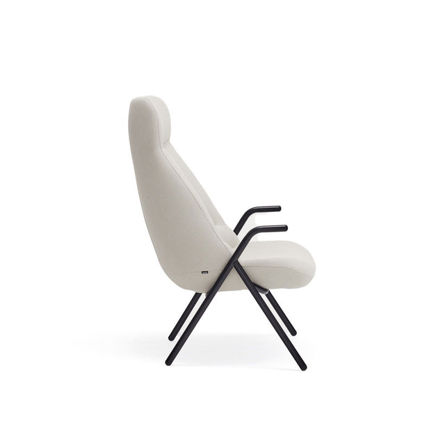 Vista lateral derecho butaca Dins Alta Tapizado Crema Estructura metálica negra Teulat Slowdeco