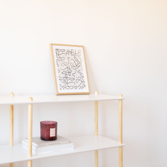 Vista lateral detalle Estantería Alta Liure 80 cm 5 baldas pino natural 16 barras montantes lacadas blanco comedor salón Slowdeco