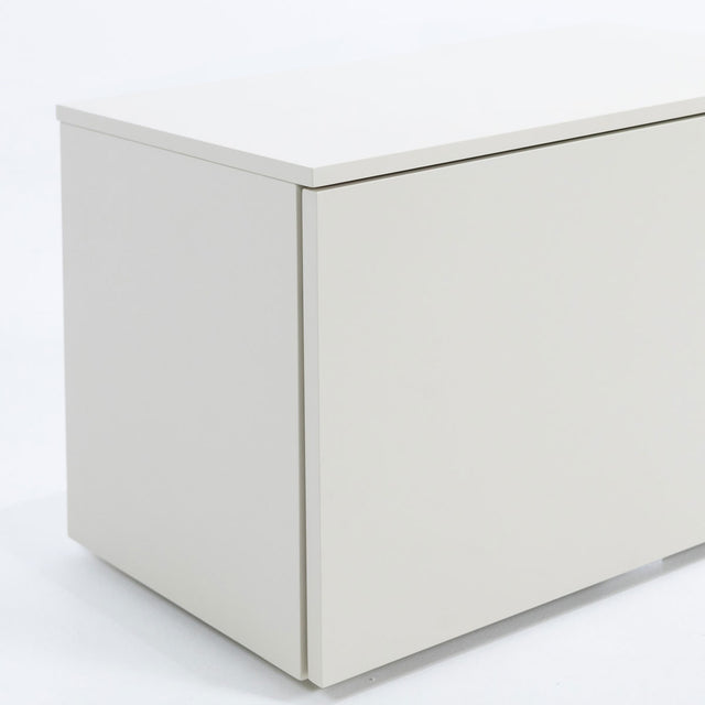 Vista lateral detalle Mueble TV Nolla 250 cm Personaliza Blanco 5 puertas apoyado suelo con niveladores Slowdeco