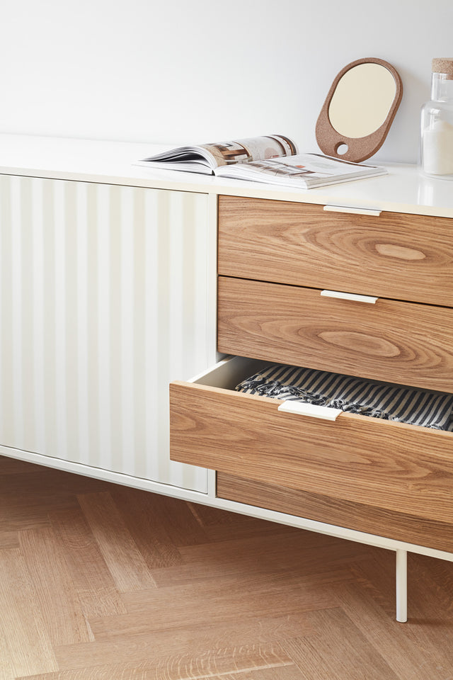 Vista lateral detalle aparador Sierra 159 cm Blanco frontal cajones roble 1 cajón abierto recibidor entrada Teulat Slowdeco