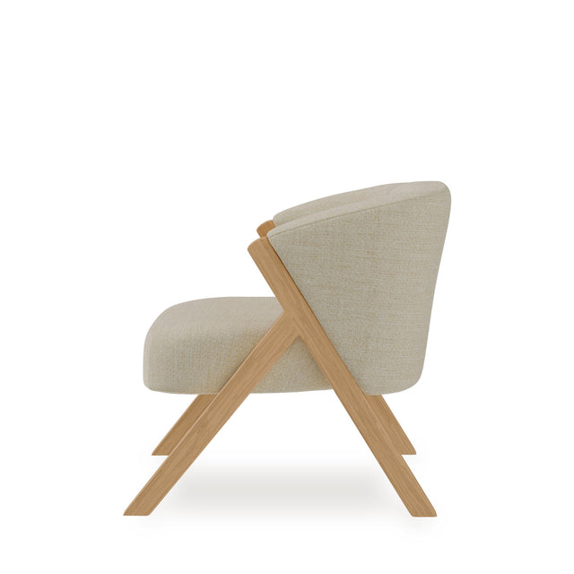 Vista lateral izquierda Butaca Poppy Beige con estructura patas madera Som Casa Slowdeco